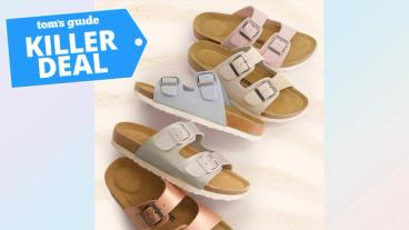 Sepasang sandal Cushionaire nyaman dengan alas kaki memory foam