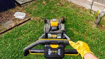 Tondeuse sans fil Dewalt 60V MAX testée dans un jardin résidentiel