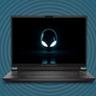 ダークブルーの背景に配置されたDell Alienware m16 ゲーミングノートパソコン