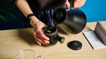 Água sendo colocada na cafeteira portátil Wacaco Picopresso