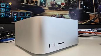 Apple Mac Studio stationær computer på et moderne kontorbord