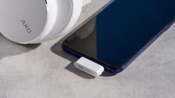 Die AKG N9 Hybrid-Kopfhörer vor blauem Hintergrund