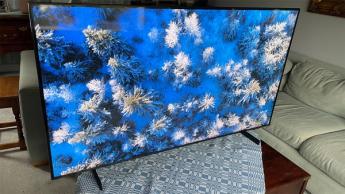 55-дюймовый телевизор Samsung UE55CU8000 на витрине