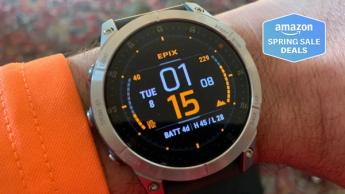 Reloj inteligente Garmin Epix Gen 2 en la muñeca de Dan Bracaglia