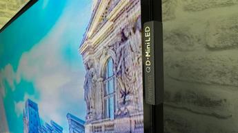 Крупный план телевизора TCL C6KS с 50-дюймовым QD-Mini LED-дисплеем, на котором показан древний храм