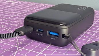Power bank portátil Iniu P50-E1 de 45W com cabo de carregamento conectado, vista frontal