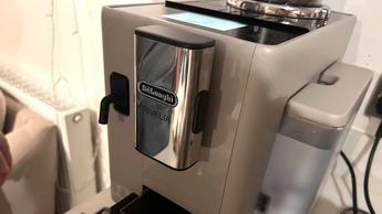 Acercamiento a la bandeja de residuos de café de la cafetera De'Longhi Rivelia