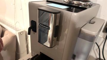 Acercamiento a la bandeja de residuos de café de la cafetera De'Longhi Rivelia