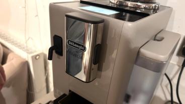 Acercamiento a la bandeja de residuos de café de la cafetera De'Longhi Rivelia