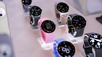 Nahaufnahme verschiedener Google Pixel Watch 4 Modelle in mehreren Größen und mit unterschiedlichen Armbändern