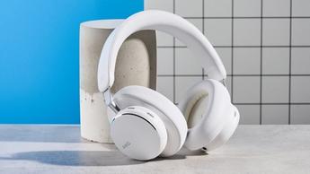 Die AKG N9 Hybrid-Kopfhörer vor blauem Hintergrund