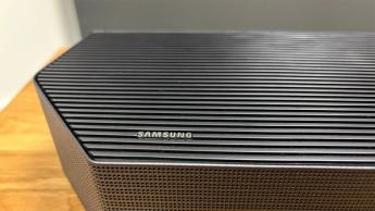 Крупный план торцевой панели саундбара Samsung HW-Q990F с логотипом Samsung