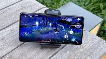 O Asus ROG Phone 9 Pro jogando Ex Astris com o acessório AeroActive Cooler X Pro acoplado