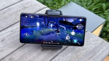 O Asus ROG Phone 9 Pro jogando Ex Astris com o acessório AeroActive Cooler X Pro acoplado