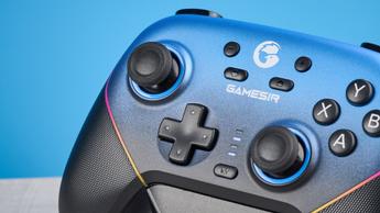 En GameSir Super Nova trådløs gaming-controller i gradient blå på hvid baggrund