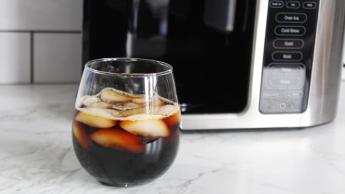 Cafeteira Braun MultiServe Plus com função cold brew sobre a bancada da cozinha