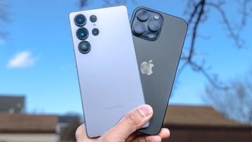 Smartphones Galaxy S25 Ultra e iPhone 16 Pro Max lado a lado para comparação