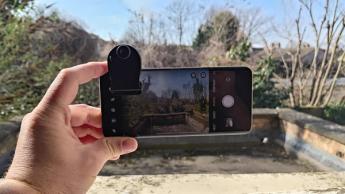 Realme 13 Pro Plus-smartphone med en 1,55x anamorfisk linse fra Andoer monteret