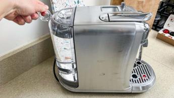 Máquina de espresso Breville Nespresso Creatista Plus sobre a bancada da cozinha