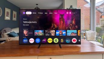 Смарт-телевизор Sony Bravia 7 с диагональю 55 дюймов и разрешением 4K на деревянной подставке в гостиной, на экране — домашняя страница Google TV