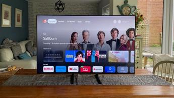 Смарт-телевизор TCL 55 дюймов с разрешением 4K на витрине