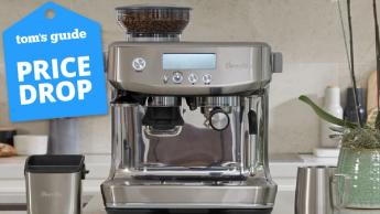 Máquina de café espresso Breville sobre la barra de la cocina