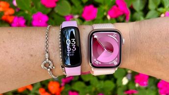 Pulseras de actividad Fitbit Inspire 3 y Apple Watch Series 9 una al lado de la otra