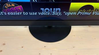 OLED-телевизор Panasonic Z90B, установленный на деревянной тумбе