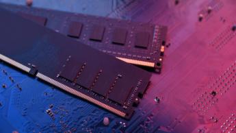Nærbillede af computerens RAM-moduler installeret på et bundkort