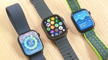 Apple Watch Series 10, Apple Watch SE og Apple Watch Ultra 2 vist side om side på et træbord