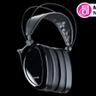 黒い背景にディスプレイされたDan Clark Audio Noire Xヘッドホンと、TechRadarの「価格度外視」アワードバッジ