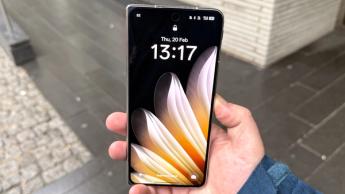 Celular dobrável Oppo Find N5 exibindo a tela inicial