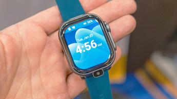 Primer plano del smartwatch Pinwheel para niños en el CES 2025, con una carcasa inspirada en el Apple Watch Ultra y correas intercambiables y coloridas