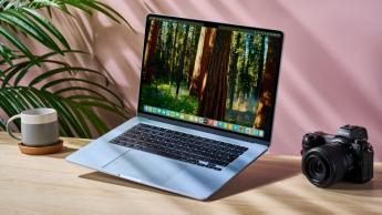 Apple MacBook Air 15 tum med M4-chip öppen på en designers skrivbord