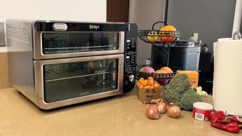 Freidora de aire inteligente Ninja 12 en 1 con doble horno en prueba en cocina de casa