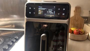 Freidora combinada Dreo ChefMaker sobre una encimera de cocina, evaluada como la mejor freidora de aire y horno de sobremesa