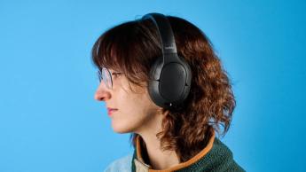 Belkin Soundform Isolate kabellose Kopfhörer in Schwarz mit weichen Ohrpolstern, Bedientasten und aktiver Geräuschunterdrückung