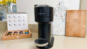 Máquina de café Nespresso Vertuo Next sobre uma bancada de cozinha