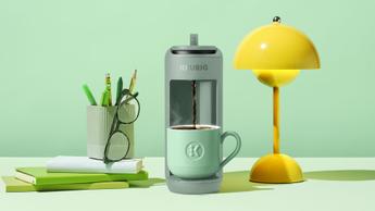 Una macchina da caffè a capsule Keurig K-Mini Mate su un piano cucina