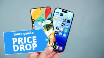 Person holder en Samsung Galaxy S25 og en Apple iPhone 16 i hånden