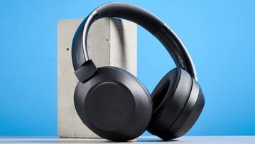 Mixx StreamQ C4 kabellose Kopfhörer in Schwarz mit weichen Ohrpolstern und Bedientasten vor blauem Hintergrund