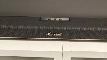 Саундбар Marshall Heston 120 на экспозиции в комнате для аудиотестирования