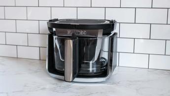 Fritadeira elétrica digital Gourmia Fry ‘N Fold sobre a bancada da cozinha