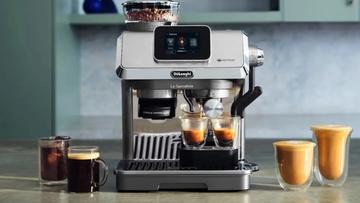 Máquina de espresso De'Longhi La Specialista Touch sobre uma bancada de cozinha