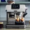 Macchina per espresso De'Longhi La Specialista Touch su un piano cucina