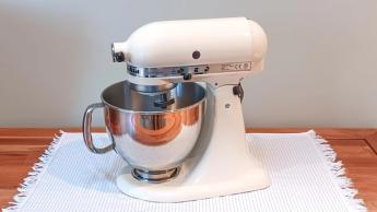 Batidora de pie KitchenAid Artisan en color crema de almendra
