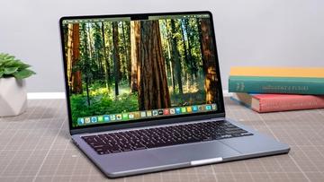 Apple MacBook Air 13-tum M4-bärbar dator på ett bord