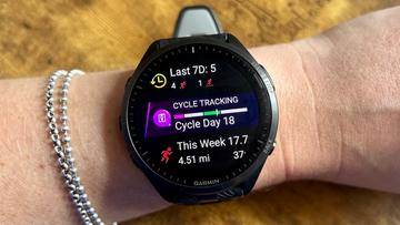 Menstruationssporing vist på Garmin Forerunner 965 smartwatch-skærm