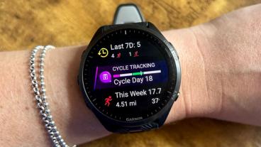 Función de seguimiento del ciclo menstrual mostrada en la pantalla del smartwatch Garmin Forerunner 965