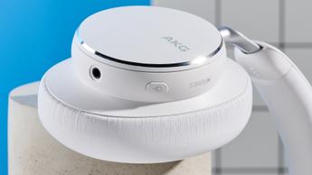 Die AKG N9 Hybrid-Kopfhörer vor blauem Hintergrund